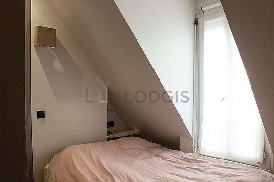 Quiet and very bright alcove equipped with 1 bed(s) of 140cm, closet, storage space