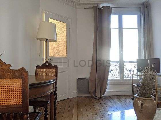 Beautiful, quiet and very bright sitting room of an apartmentin Paris