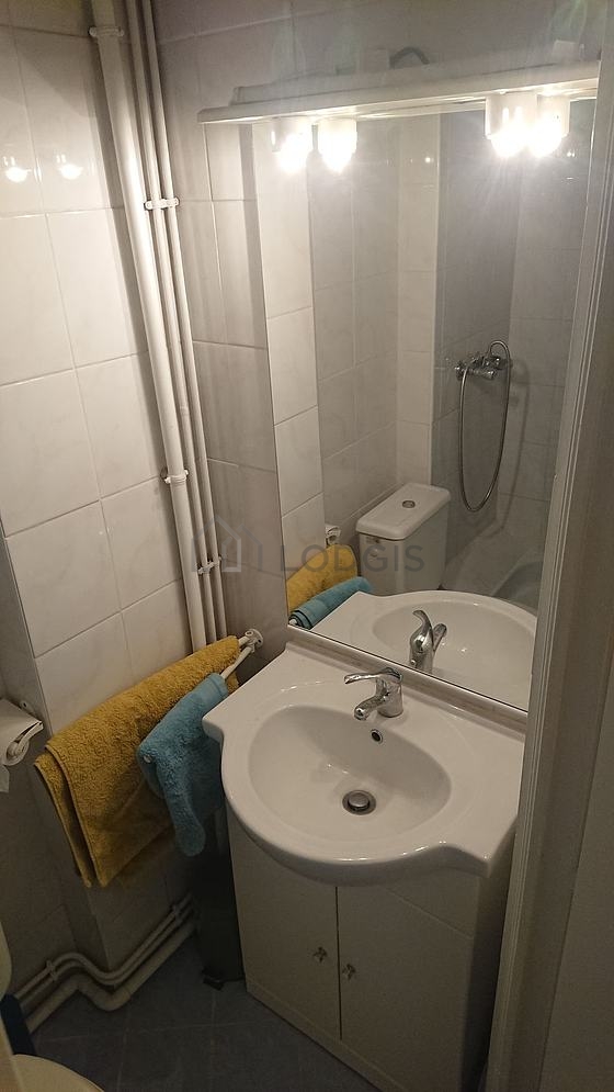 Belle salle de bain claire avec du carrelage au sol