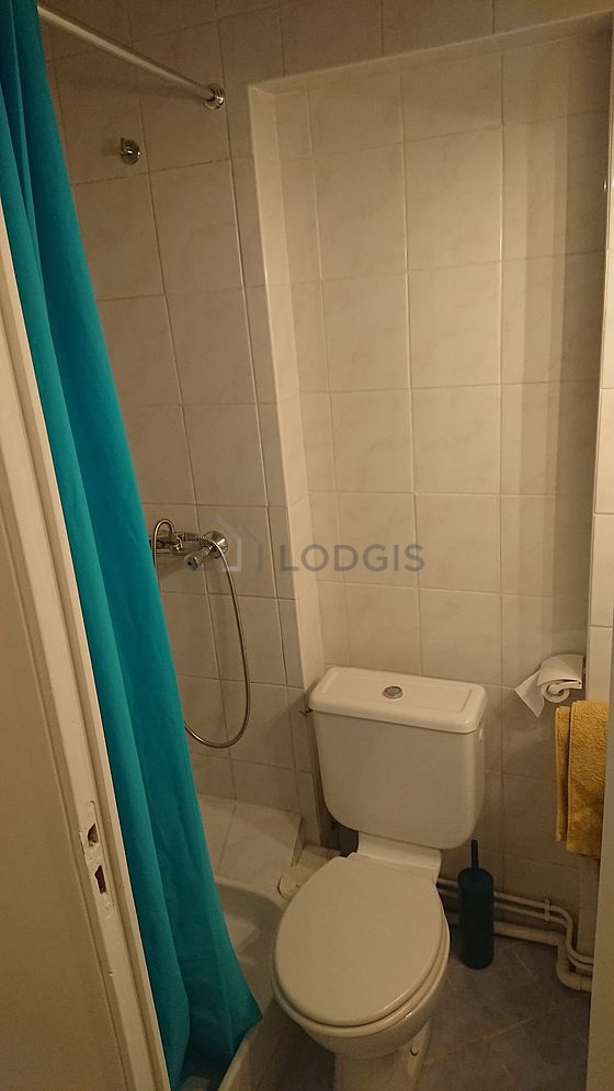 Salle de bain équipée de serviettes de bain