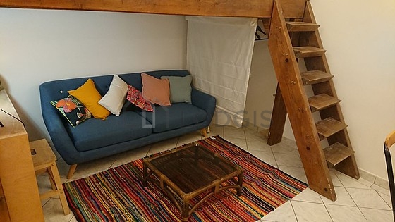 Salon avec du carrelage au sol
