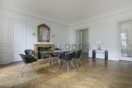 Salle à manger avec fenêtres