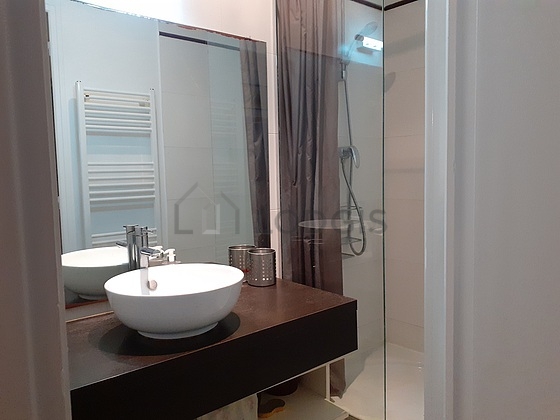 Pleasant bathroom 