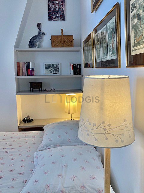 Chambre avec fenêtres