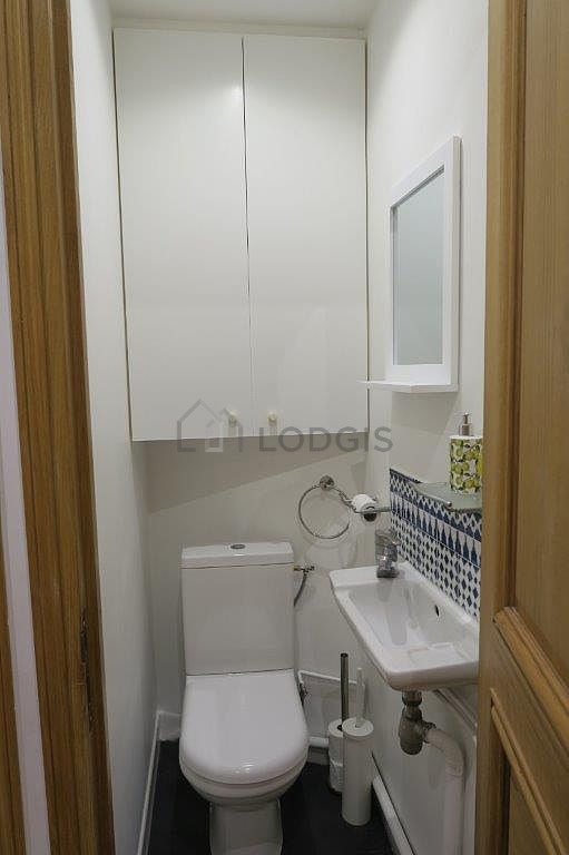 Toilettes indépendantes de la salle d'eau