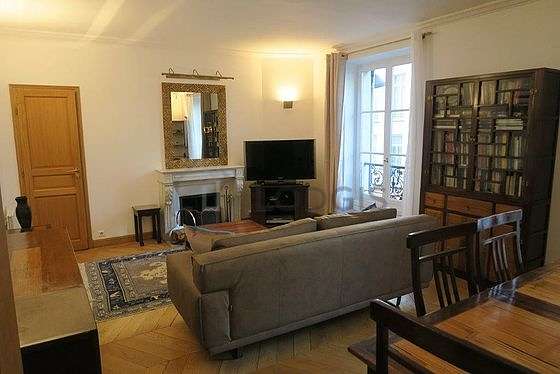 Very quiet living room furnished with tv, dvd player, 1 armchair(s), 1 chair(s)
