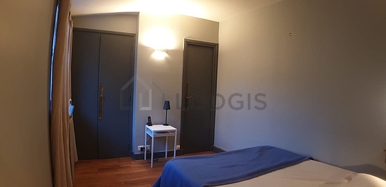 Chambre avec fenêtres