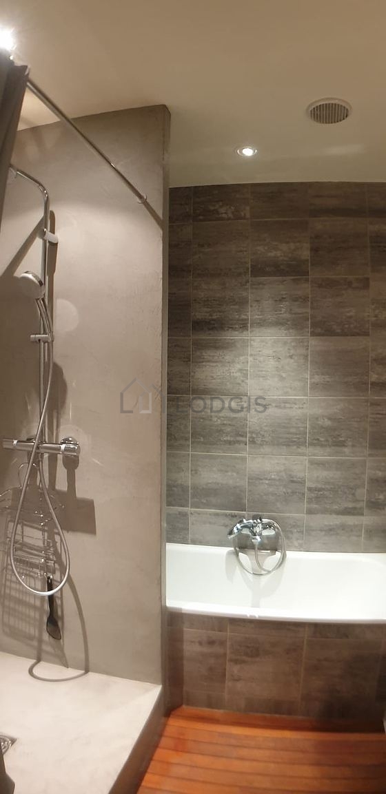 Salle de bain équipée de serviettes de bain