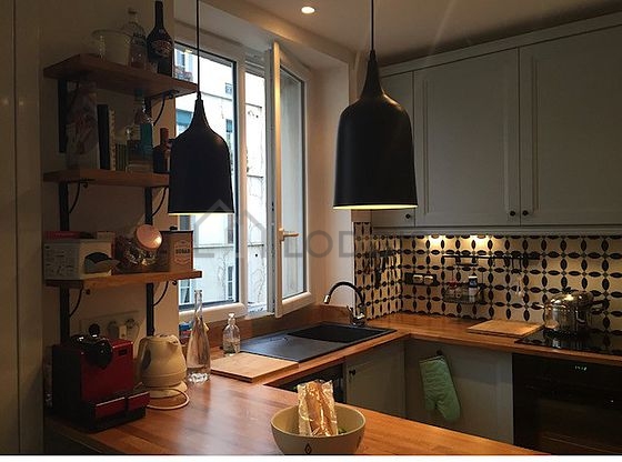 Cuisine équipée de lave vaisselle, plaques de cuisson, réfrigerateur, hotte