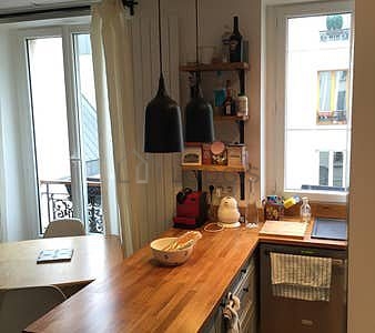 Cusine très lumineuse avec fenêtres