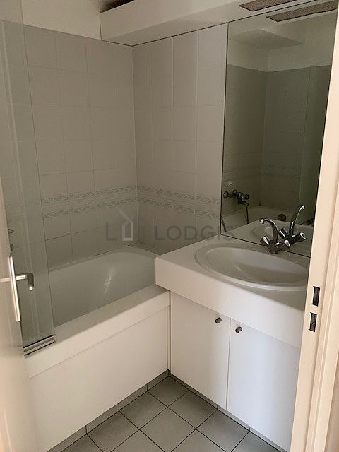 Agréable salle de bain très claire avec du carrelage au sol