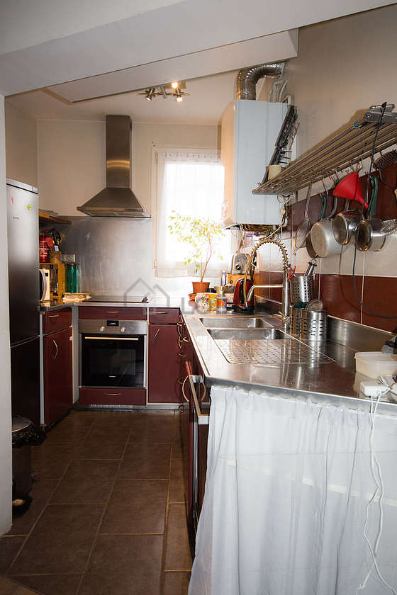 Cuisine équipée de lave vaisselle, plaques de cuisson, réfrigerateur, hotte