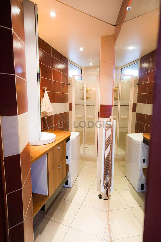 Belle salle de bain avec du carrelage au sol