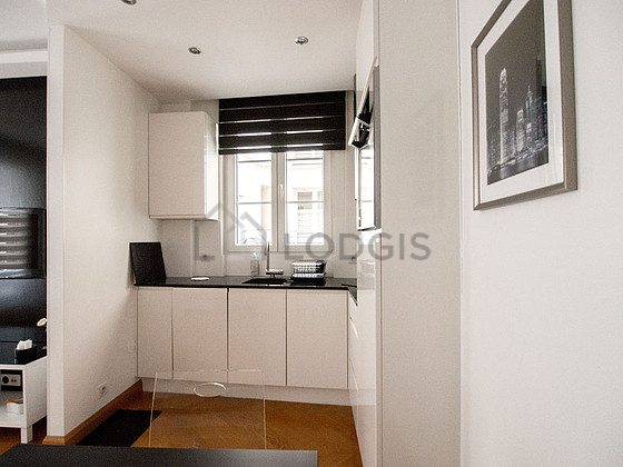 Cuisine équipée de lave vaisselle, plaques de cuisson, réfrigerateur, hotte