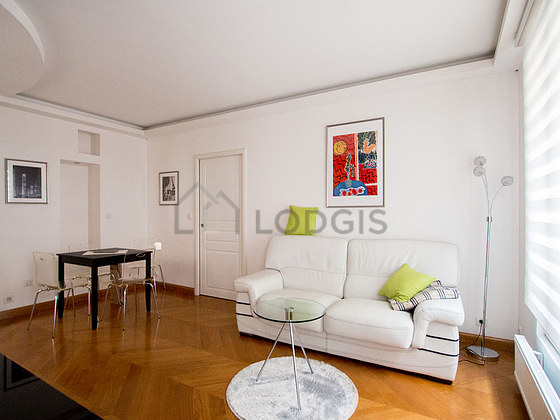 Séjour très calme équipé de 1 canapé(s) lit(s) de 140cm, télé, 4 chaise(s)