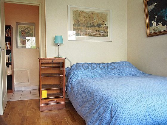 Chambre avec du parquet au sol