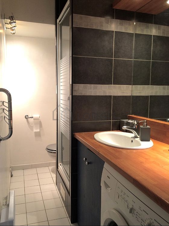 Salle de bain équipée de lave linge, serviettes de bain