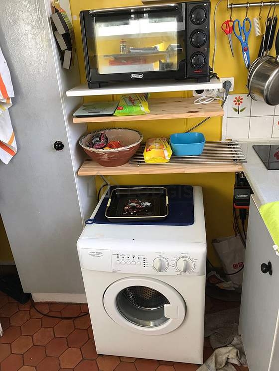 Cuisine équipée de lave linge, réfrigerateur, freezer, vaisselle