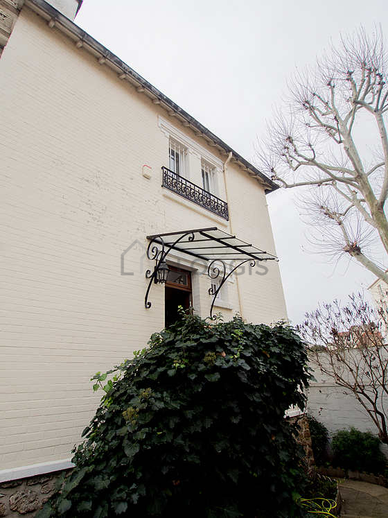 Jardin équipé de barbecue