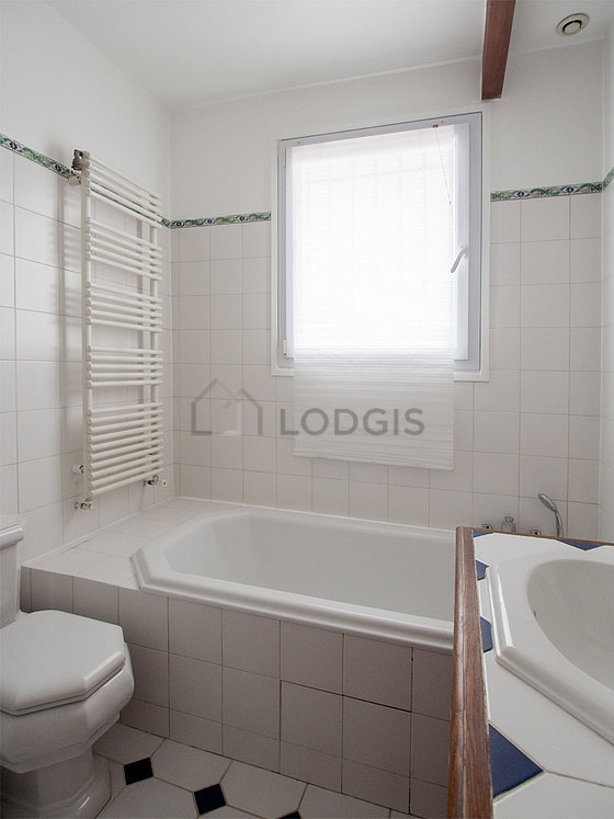 Salle de bain équipée de douche séparée, sèche cheveux