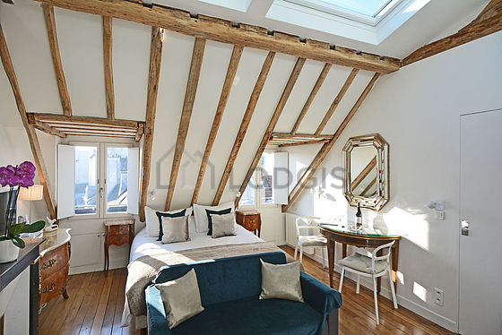Salon avec du parquet au sol
