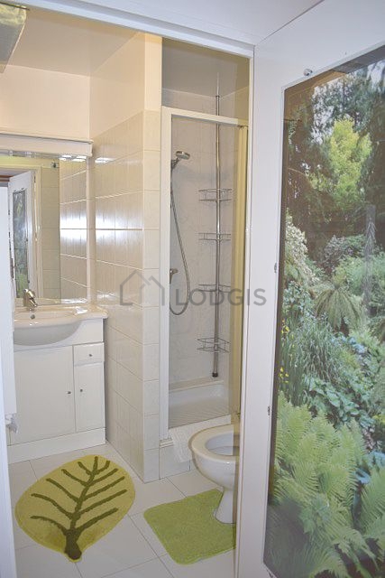 Belle salle de bain claire avec du carrelage au sol
