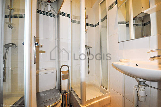 Pleasant and very bright bathroom with tile floor
