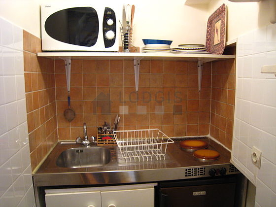 Cuisine équipée de plaques de cuisson, réfrigerateur, freezer, vaisselle