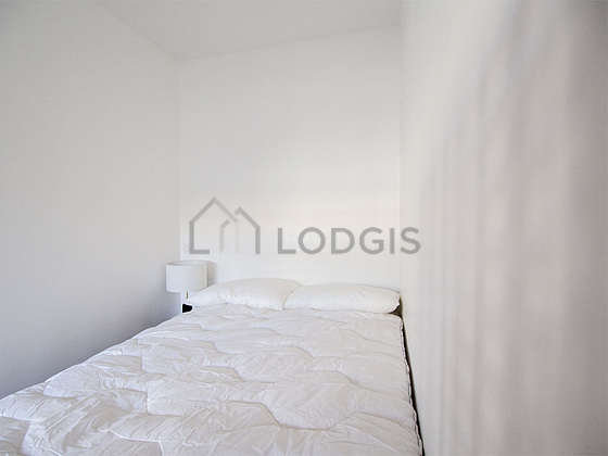 Very quiet and bright alcove equipped with 1 bed(s) of 140cm, bedside table