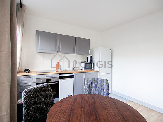 Cuisine équipée de lave vaisselle, plaques de cuisson, réfrigerateur, vaisselle