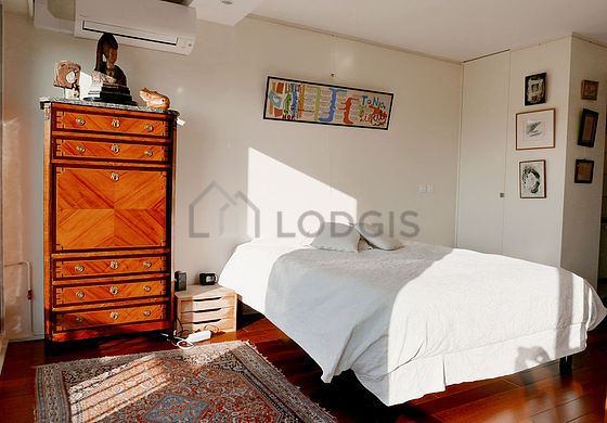 Very bright bedroom equipped with air conditioning