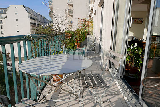 Balcony equipped with dining table, 1 chair(s)