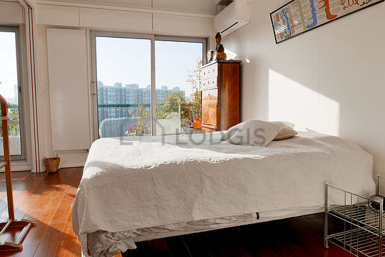 Chambre avec du parquet au sol
