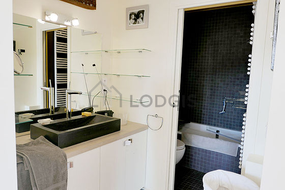 Salle de bain équipée de etagère