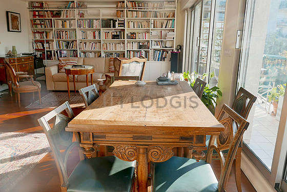 Beautiful, very quiet and very bright sitting room of an apartmentin Paris