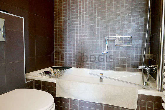 Belle salle de bain claire avec du carrelageau sol