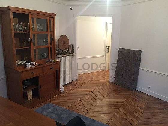 Large living room of 24m² with woodenfloor