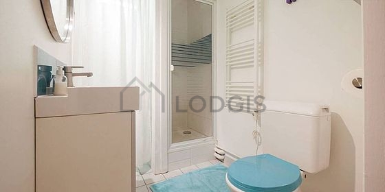 Salle de bain équipée de serviettes de bain