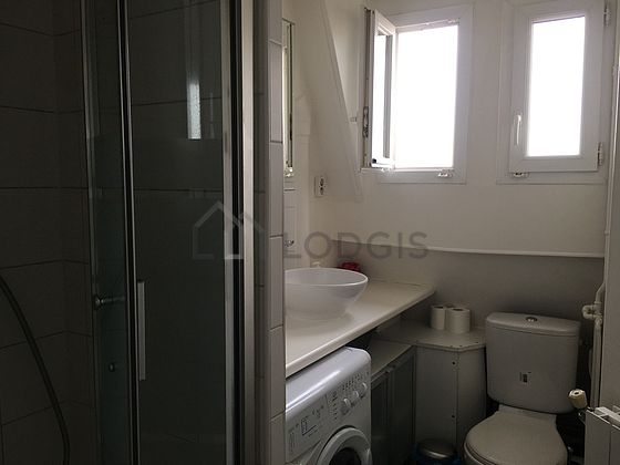 Agréable salle de bain claire avec fenêtres