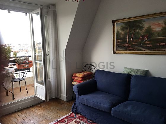 Séjour très calme équipé de 1 canapé(s) lit(s) de 140cm, télé, lecteur de dvd, 1 chaise(s)