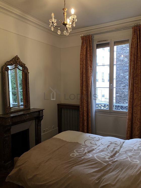 Bedroom of 12m² with wooden floor