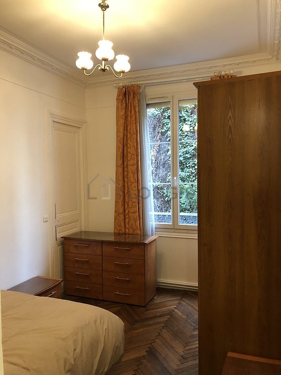Chambre de 12m² avec du parquet au sol
