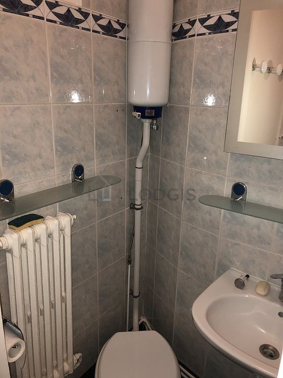 Salle de bain équipée de serviettes de bain