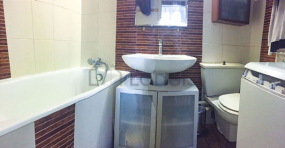 Salle de bain claire avec du carrelage au sol