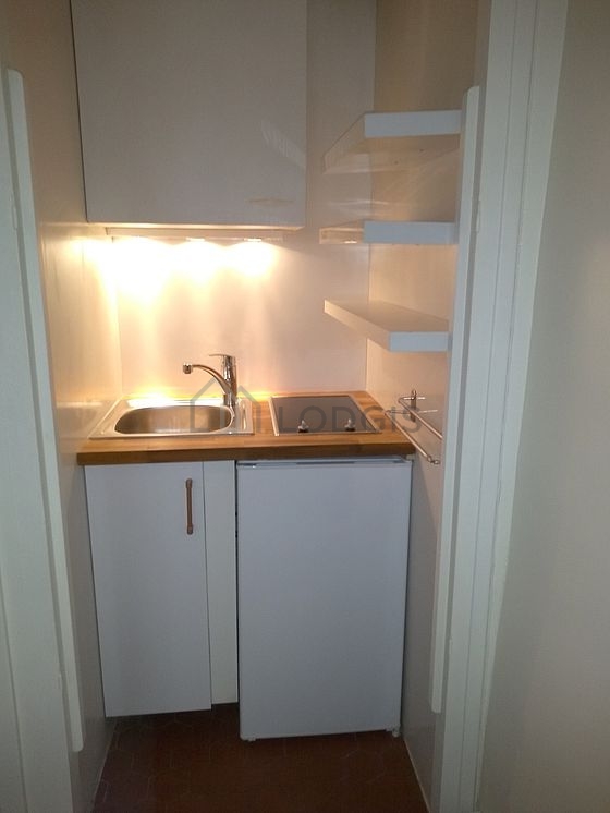 Beautiful kitchen of 2m² with floor tiles floor