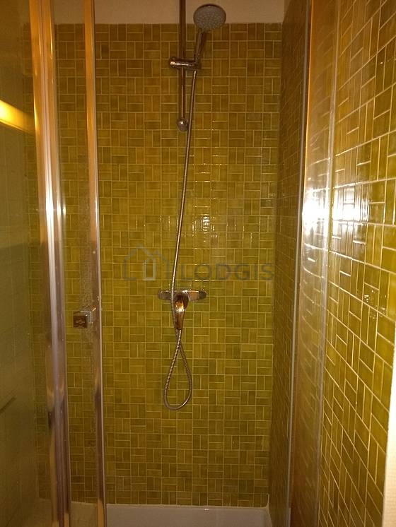 Salle de bain équipée de serviettes de bain