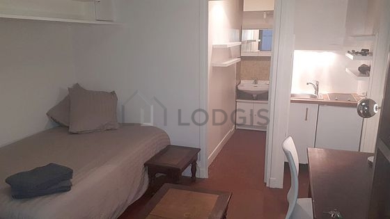 Séjour très calme équipé de 1 lit(s) de 120cm, table à manger, penderie, placard