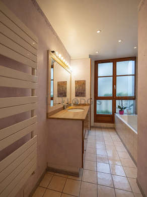 Belle salle de bain très claire avec fenêtres double vitrage et du carrelageau sol