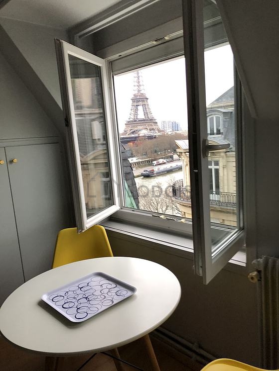 Great, quiet and very bright sitting room of an apartment in Paris