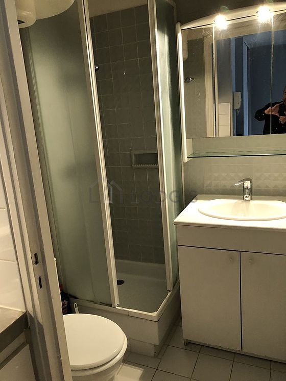 Belle salle de bain claire avec du carrelage au sol